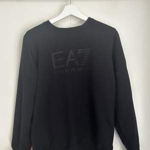 EA7 tröja som ej används längre. Tröjan är i ett bra skick 9/10. 1:1 Ej använd på 4-5 år. För mer bilder/videos skriv! Pris kan diskuteras!