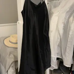 Supersöt svart nattklänning, med glansigt och bekvämt tyg. Passar även bra som ute-klänning enligt mig :) 