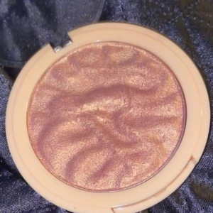 Highlighter - En jätte fin highlighter som är helt oanvänd och är i ett perfekt skick. 