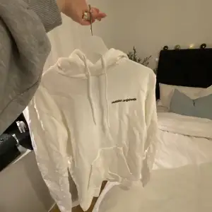 Aldrig använd crem vit hoodie med blått tryck på ryggen! Storlek S i unisex. Tog pris 800kr säljer för 300kr + frakt!💙