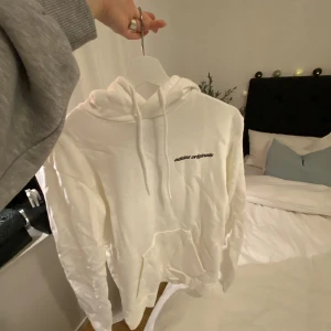 Adidas original hoodie vit - Aldrig använd crem vit hoodie med blått tryck på ryggen! Storlek S i unisex. Tog pris 800kr säljer för 300kr + frakt!💙