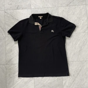 Burberry Piké  - Säljer nu denna snygga Burberry piké i L | Skick: 9/10 | Nypris: 5000 kr | Hör av er vid minsta fråga eller fundering :)