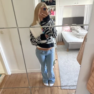 Stickad tröja  - Jättecool stickad tröja! Använd 1 gång efter köp, inga defekter och jättemysigt material!