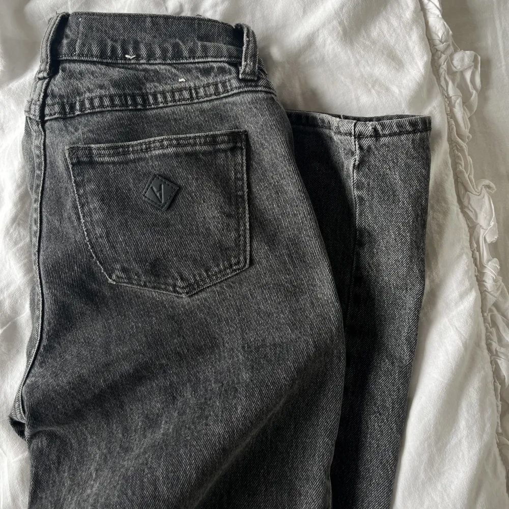 Säljer dessa fina lågmidjade jenas från abrand då dem börjar att bli för små för mig. . Jeans & Byxor.