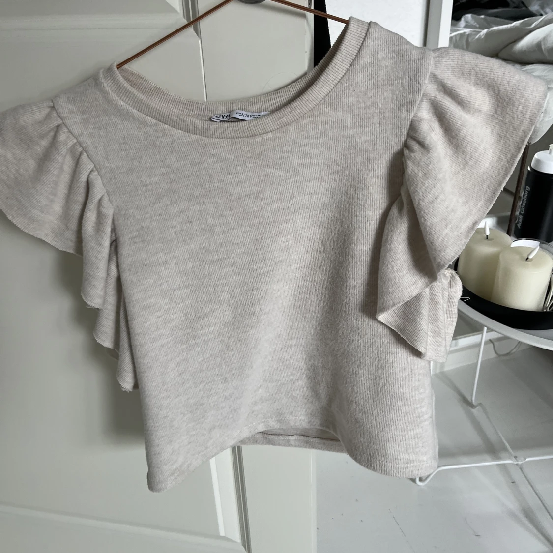 Stickad t-shirt med volange  - 91