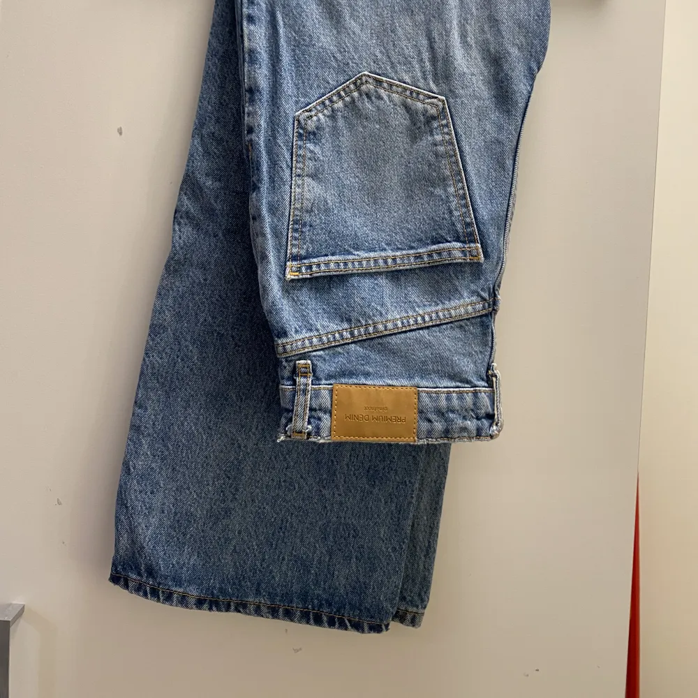 Blå jeans med slitningar på knäna. Från Gina tricot. Väldigt sparsamt använda! Nypris 599. Jeans & Byxor.