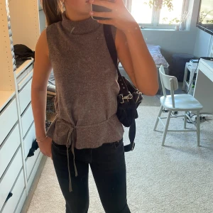 Jättefin stickad tröja  - Säljer en så fin stickad tröja från zara! Den är i storlek S helt nyskick! Jag har klippt bandet så det inte skulle vara så långt men man ser inte det. Priset kan ändras❤️