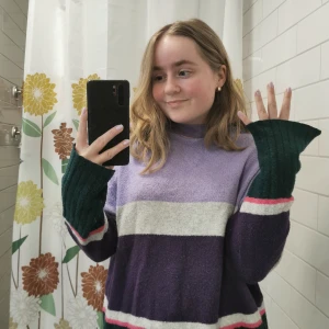 Lila tjocktröja från Kappahl stl M - Gullig tjocktröja från Kappahl i snygga färger. Sånt tyg som är lurvigt på ett sätt så det nästan ser nopprigt ut, men tror det ska vara så?🤔 Bästa med den är 100% de långa armarna och näst bästa är den breda kragen/halsen! ☕