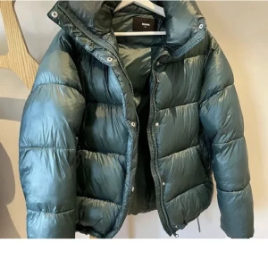 Grön pufferjacka  - Grön pufferjacka 