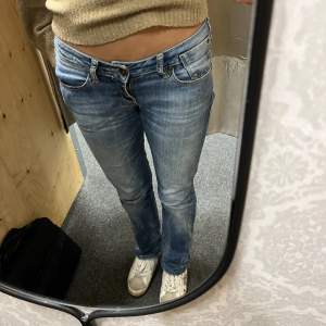 Fina lågmidjade jeans med coola fickor där bak. Köpta för 300kr men tycker de är för korta på mig. De är raka nedtill. 