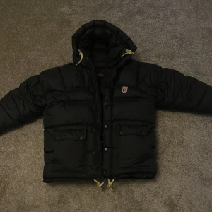 Fjällräven jacka - Säljer denna fjällräven jacka pga den är för stor, jättefint skick, skriv för mer bilder och information💖