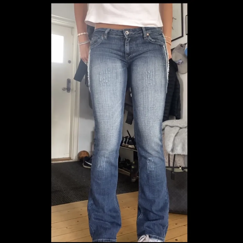 Säljer dessa supercoola och unika låga jeansen med snygga detaljer🌟 Fint skick 🤍Innerbenslängd: 83 cm Midjemått: 39cm. Jeans & Byxor.