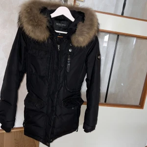 Hollies jacka  - Nästan helt ny Hollies jacka. Jätte bra skick exakt som helt ny knappt använd med inga skador överhuvudtaget. Storlek 34 passar som S