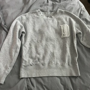 Hunkydory tröja - En jättefin tröja från Hunkydory som knappt är använd, med korta dragkedjor på sidorna 