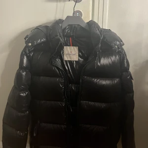 Maya moncler jacka  - Säljer min fina moncler jacka storlek 2 vilket är s/m den har ett litet hål i fickan dels ett litet på under armen   men inget man märker av. Den är perfekt nu till vintern. Köpt  här på Plick. Kvitto finns! Kom privat för mer info🩷 nypris ca 16000.