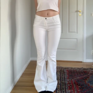 Vita jeans - Säljer dessa skitsnygga vita jeansen från Zara! De är flared och midrise i strl 36, jag är 168cm och har vanligtvis xs/s 34/36💘 använda en gång