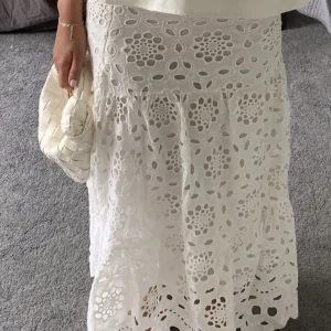 Vit spets lång kjol - Helt ny från zara, strl m. Går ner till marken på mig som är 163 💕helt slutsålda 
