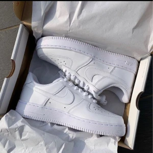 Nike Air Force 1 '07 - Nike Air Force 1 '07, i storlek 42. Helt nya. Leverans samma dag. Fler bilder finns vid förfrågan.  Färg: Vit/Vit Stil: CW2288-111