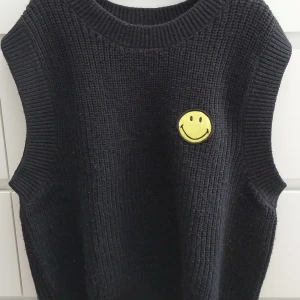 Smiley väst - H&M väst, köpt för 299kr, knapt använd, nyskick