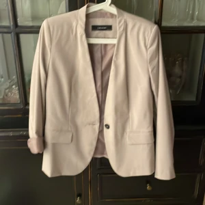 Kavaj Zara - Beige kavaj från Zara. Använd några gånger. 