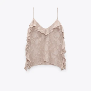 TOPP MED VOLANGER FRÅN ZARA!! - Topp med volanger i rosa från Zara.  Använd ungefär 2-3 gånger.  Nypris- 380  Kan diskutera pris 