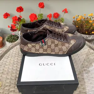 Hej, säljer ett par riktigt snygga Gucci skor med det klassiska Gg mönstret. Lätta och bekväma. Storlek 41 och True To Size. Använt skick och därav pris men fortfarande mycket kvar att ge. Nypris 6k.Box från köp medkommer. Pris kan diskuteras. Hör av dig!