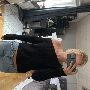 Stickad tröja - Så cool one shoulder tröja som passar till allt. Hör av dig vid frågor!