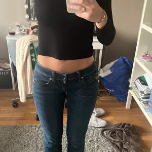 Snygga lågmidjade jeans från G-star 💓Innerbenslängd 85cm  Midja 39 tvärsöver (tänk på att de sitter långt ner) 
