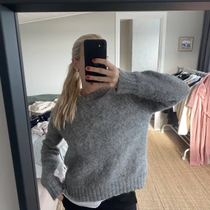 Stickad tröja Samsöe samsöe  - Så fin stickad tröja från samsöe samsöe. Köpt för 1500. Gjord av ull och alpacka. Köparen står för frakt. ❤️
