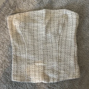 Korsett Gina Tricot  - Säljer den här helt oanvända korsetten från Gina Tricot som jag köpte i somras. Den har lappen kvar och är i storlek XS. På mig var den för tight i bysten och därför har jag inte kunnat använda den. Nypris 259:- men jag säljer den för 150. ✨