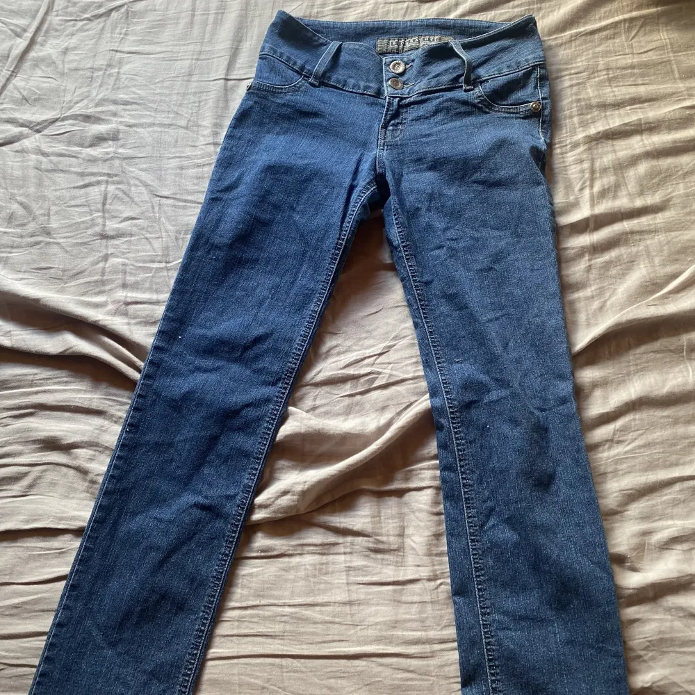Mörkblå jeans från biography! Jag som har xs i strl passar dessa bra, kanske en aning stora så funderar på om en s kan ha dessa också! Hör av er om ni vill ha mått så fixar jag det❤️‍🔥. Jeans & Byxor.