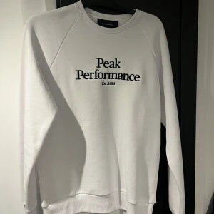 Peak performance  - Hej jag säljer min tröja som jag aldrig har andvänt, jag köpte den för ett tag sedan och har inte gillat den men den är väldigt skön och mjukt material. 