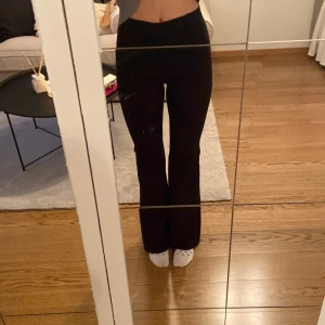 Kostymbyxor  - Fina kostymbyxor från Zara. De är mid/highwaist och bootcut. Jag är 174 och de går typ hela vägen ner till marken. Supersköna och väl använda men inga defekter! Pris kan diskuteras vid snabbt köp:)