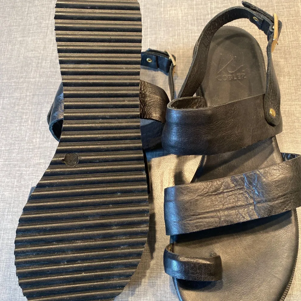 Sandaler från K Cobler. Helt ny, men utan prislapp.  Storlek: 39 Material: Skinn. Skor.