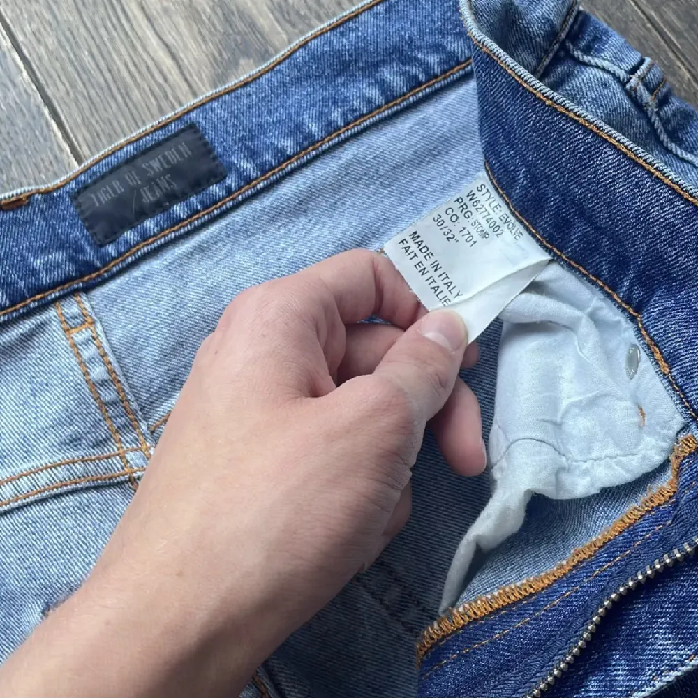 Hej! Säljer min pojkväns jeans som inte riktigt passade på han. Är ”slim fit” med de ska sitta lite löst. Skriv för om du har frågor!. Jeans & Byxor.