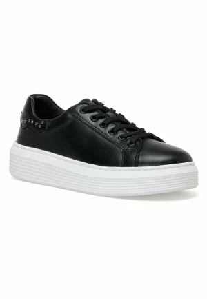 Nine West skor - Svarta sneakes från Nine West med nitar. Super sköna och endast använda 3 gånger. Ordinarie pris 1069kr. Kan skicka bild på mina egna vid köp!