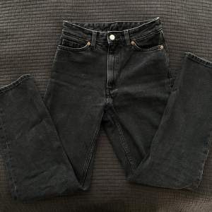 Säljer dessa fina gråsvarta jeans från Monki. Om jag inte minns fel så heter modellen ”Kimomo”, en något smalare modell men fortfarande raka. Storlek W24. Jeansen har använts en del men är fortfarande i mycket bra skick. Fler bilder finns vid intresse.
