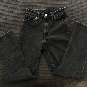 Gråsvarta jeans - Monki  - Säljer dessa fina gråsvarta jeans från Monki. Om jag inte minns fel så heter modellen ”Kimomo”, en något smalare modell men fortfarande raka. Storlek W24. Jeansen har använts en del men är fortfarande i mycket bra skick. Fler bilder finns vid intresse.