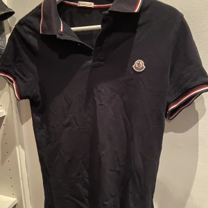 Moncler pike S - Moncler pike i bra/ okej skick