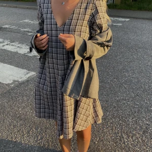 Rutig klänning - Rutig klänning från NA-KD🤎säljer pga att den aldrig kommer till användning 