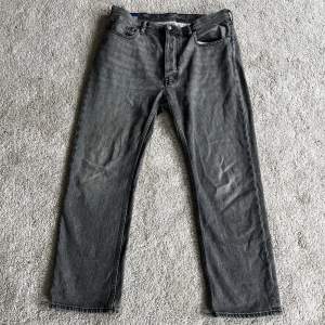 Fina acne studio jeans i ljusgrå. Se bilderna för storlek, byxorna är väldigt raka och lite bredare.