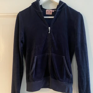 Juicy Couture hoodie - Säljer min juicy hoodie i mörkblått. Storlek M 🌸