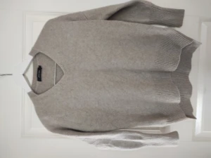 Lisa Yang 100% Kashmir  - Finns i Frölunda alt skickas  Bra använt skick (Hund och katt finns i hemmet)