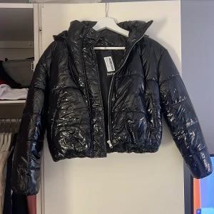Jacka - Jätte fin jacka som är lite kortare. Säljer då den är för kort i armarna. Den är bara testad. Köpt för ca 600