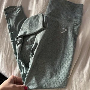 Gymshark tights  - Super fina ljusblå/gråblå tights från gymshark.  jag känner mig inte alls bekväm i dessa men dom e supersköna, mjuka, stretchiga! 