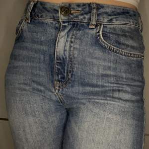 Blåa jeans från Never Denim. Bra kvalite, lite stretchiga men inte jätte. Inga skador. Säljer då jag inte använder dom p.g.a att det inte är min stil.