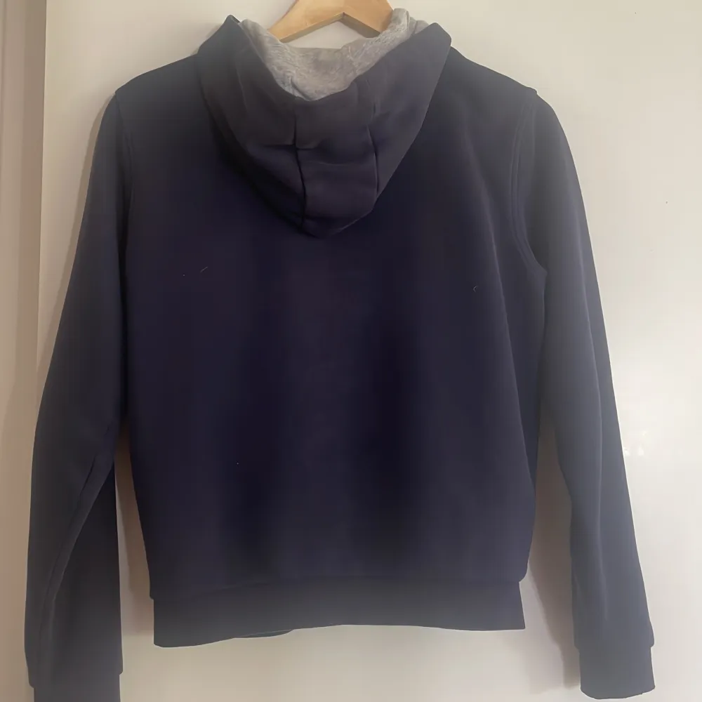 En väldigt snygg mörkblå hoodie från Lacoste, står att den är storlek 176 men skulle säga den sitter som S, köpare står för frakten. Hoodies.
