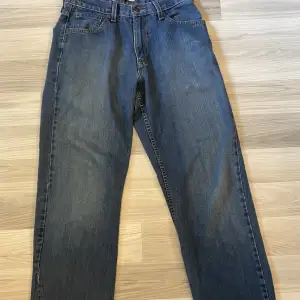 Säljer mina Levis jeans då dem är för stora. Modell på jeansen står ej då dem är köpta second hand. För mer bilder/info skriv dm