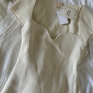 Stickad topp - Säljer denna SÅ fina topp från H&M. Som varit slutsåld i ca 1 år. Väldigt fin kvalite.  Aldrig använd med lappar kvar. SITTER SÅ FINT. Passar mig (stl S)