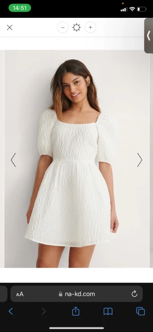 Studentklänning - Nu säljer jag min fina studentklänning. Den är i nyskick och knappt använd. Rökfritt och djurfritt hem. Köparen står för frakt. 